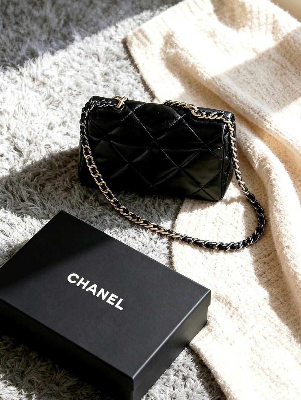Chanel 19 Medium in Quilted Shiny Calfskin - Picture 4 of 7